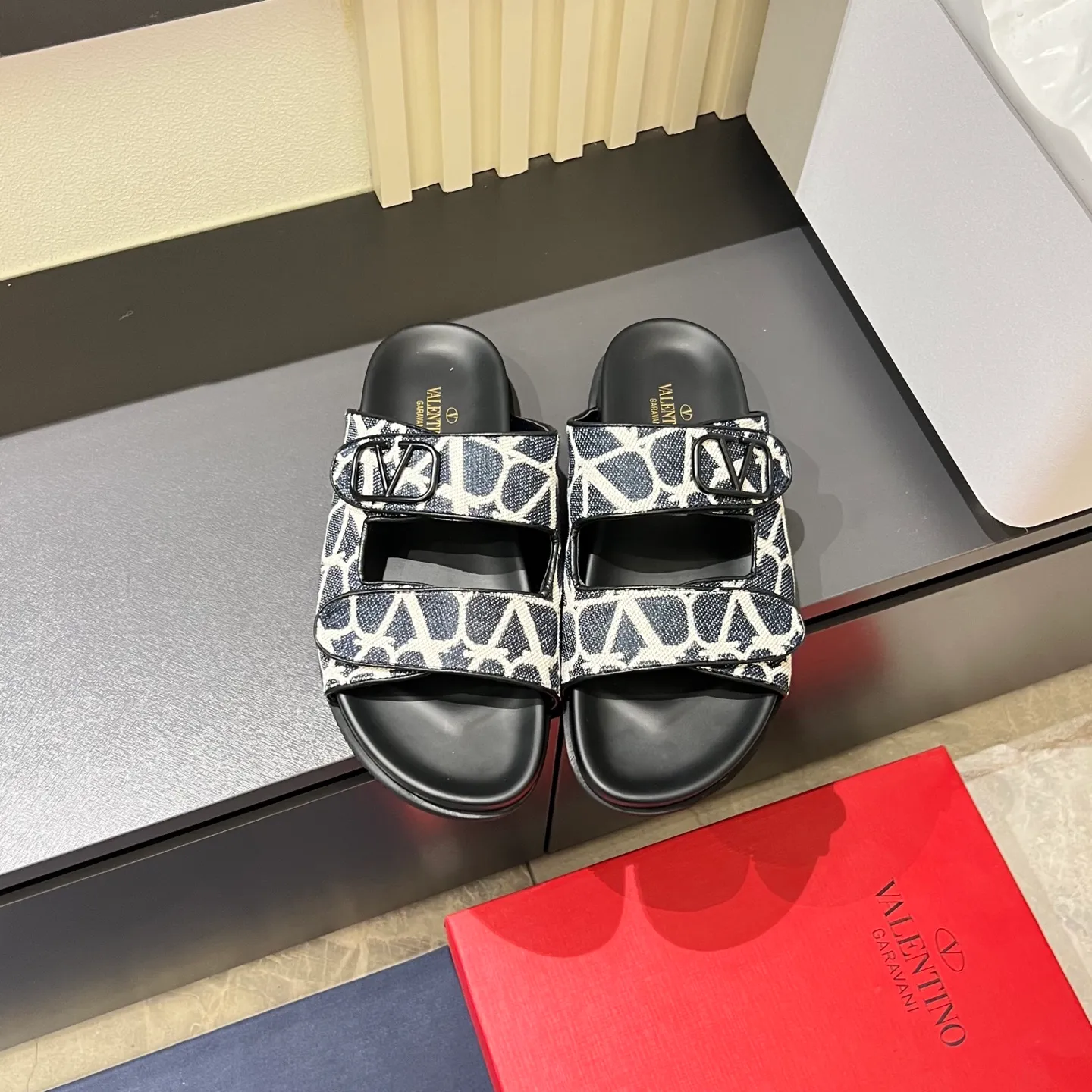 p300《VALENTINO》Warren Men🧍‍♂️Spring and Summer New Style. Cowhide logo flat slippers, elegant sandals, the same style worn by celebrities, original molding, imported calfskin. Rubber outsole. Soft and durable, full set of counter packaging, 38-44!